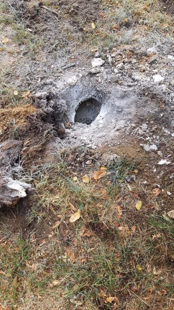 Kezelt rágcsálójárat-nyílás a földben
